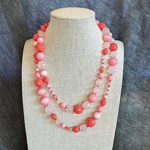 Beautiful, pink, mauve, white and clear beaded necklace. Lobster clasp. Vintage